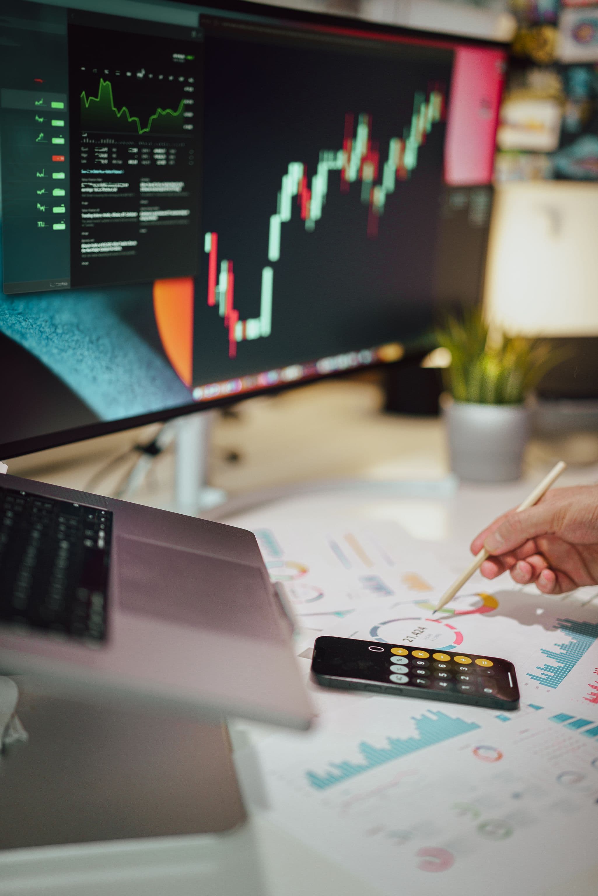 Pantallas de trading con gráficas de velas
